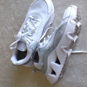 NIKE RYZ sneakers sz 9.5